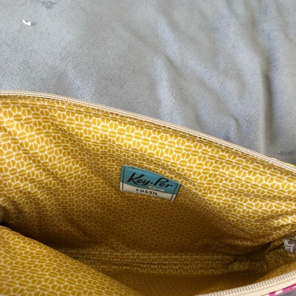 Fossil padded multi print IPad case. - Picture 5 of 7